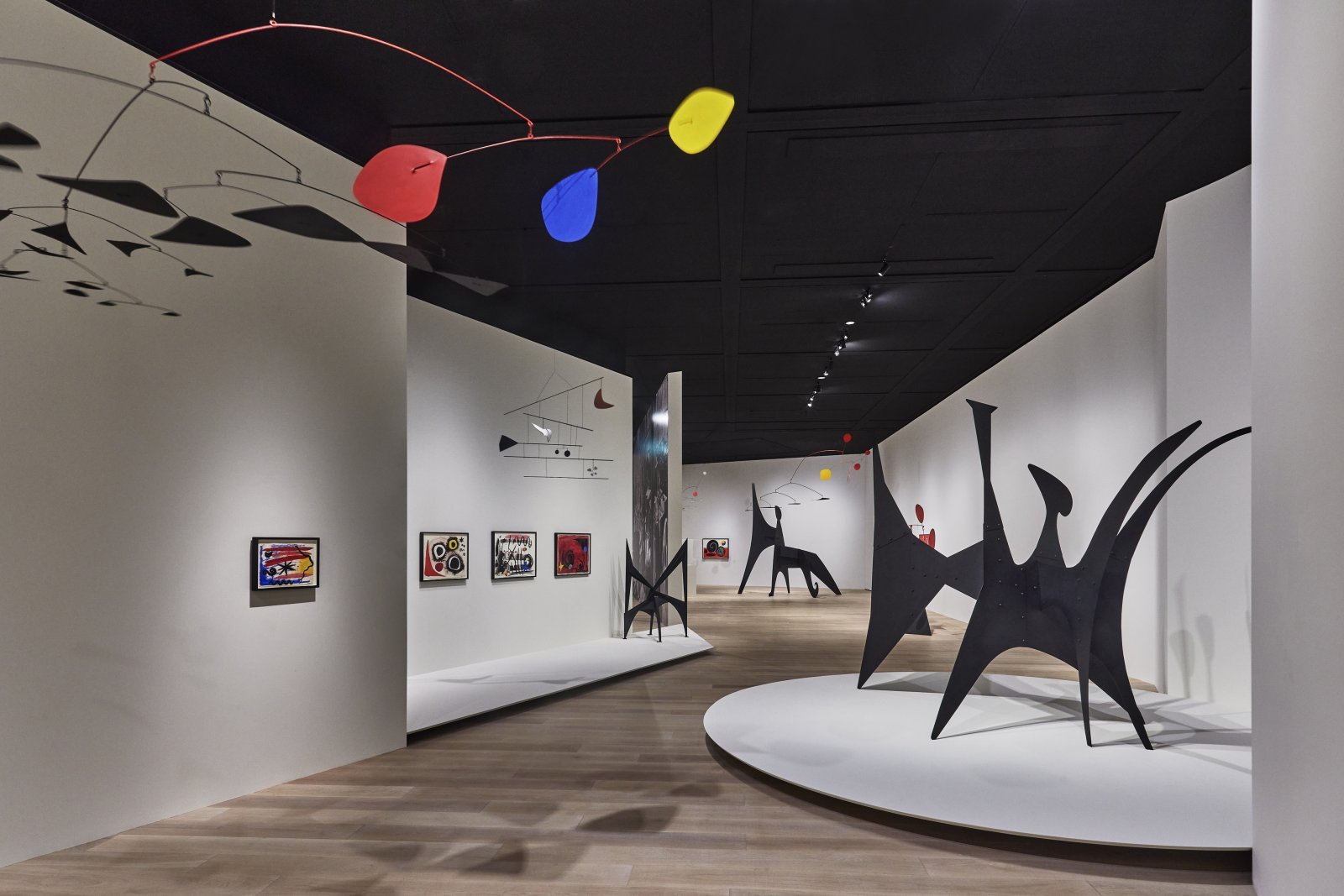 動く彫刻」で新風を巻き起こしたカルダーの展覧会から、山下麻衣